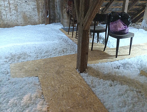 Zateplení stropu zděného rodinného domu pomocí foukané izolace